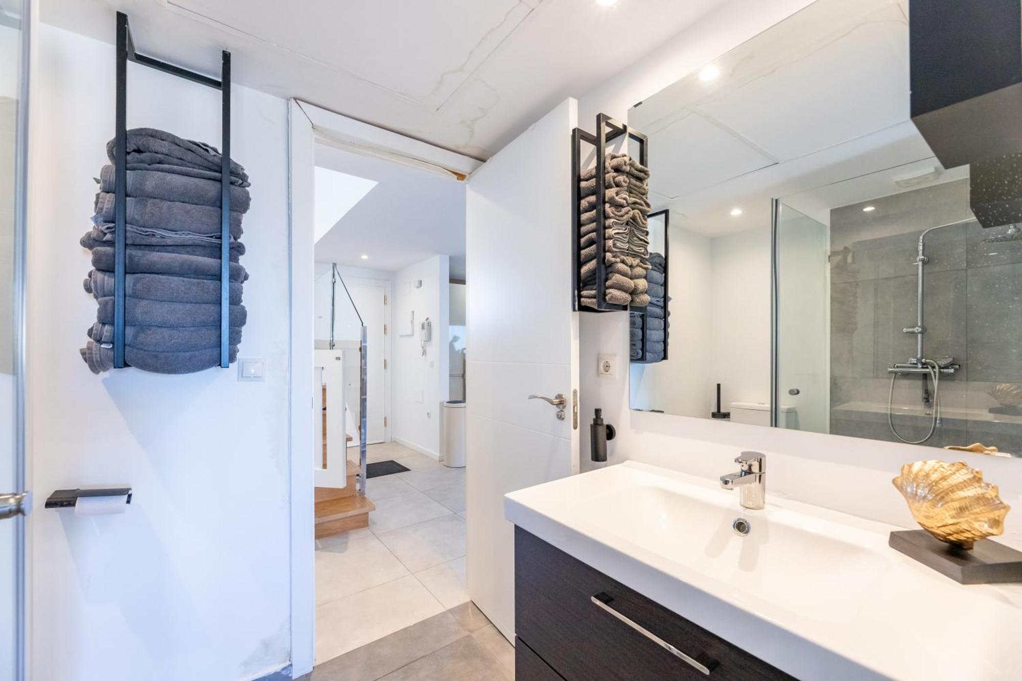 Apartment Stylish 4bd With Pool Access & Nearby