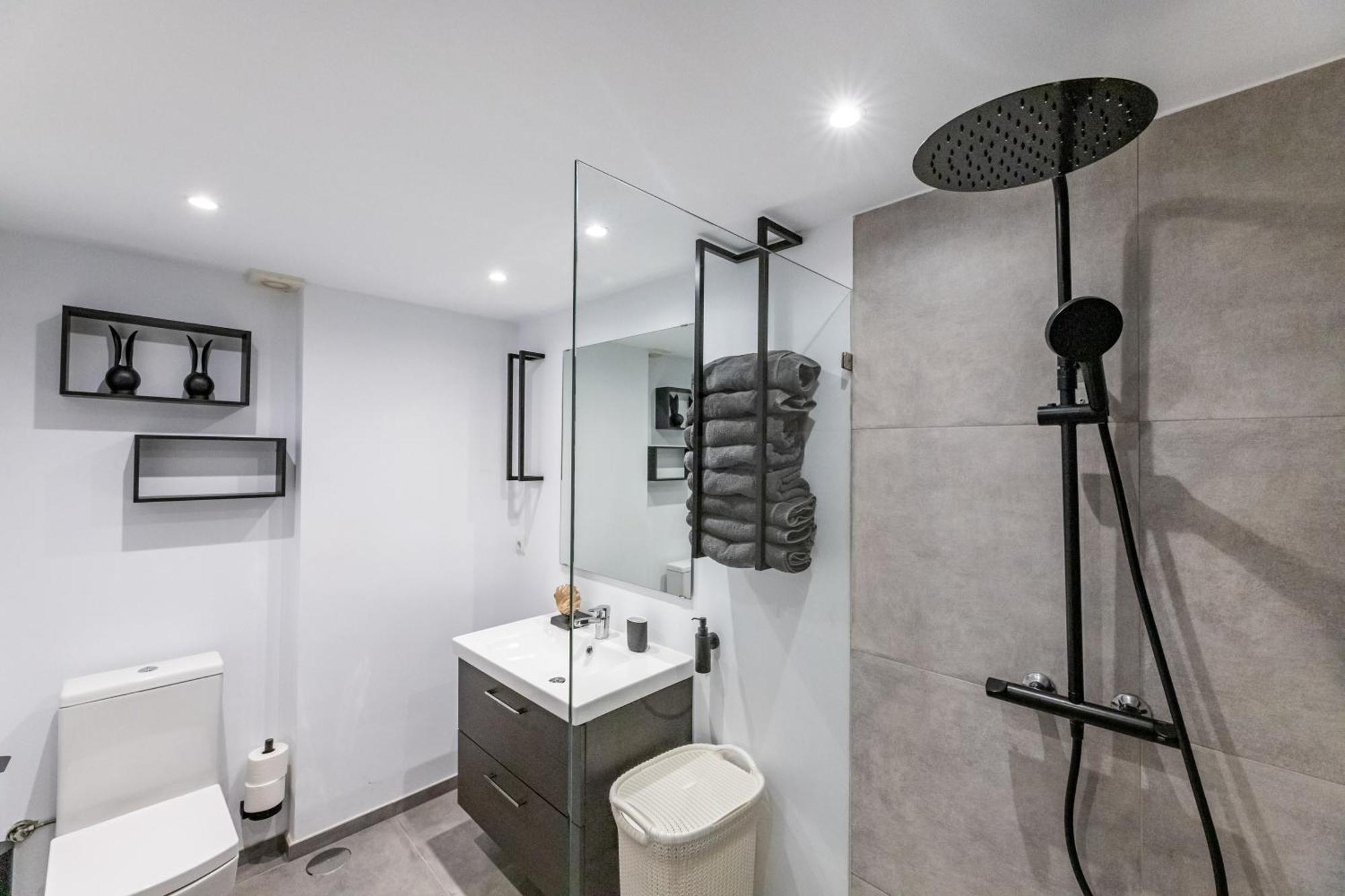 Apartment Stylish 4bd With Pool Access & Nearby *