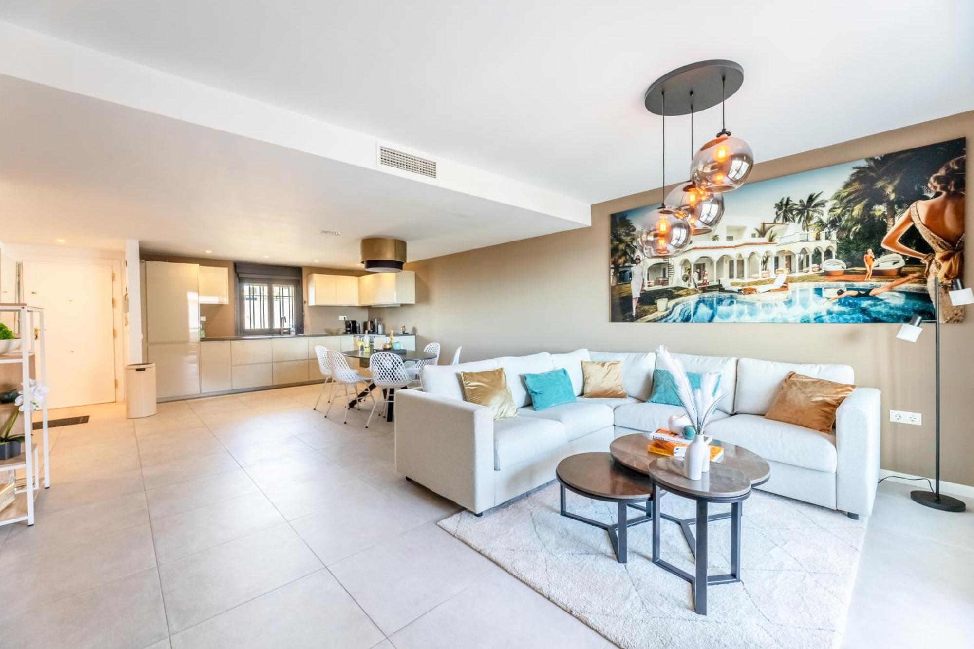 Stylish 4bd With Pool Access & Nearby Apartment Benalmadena