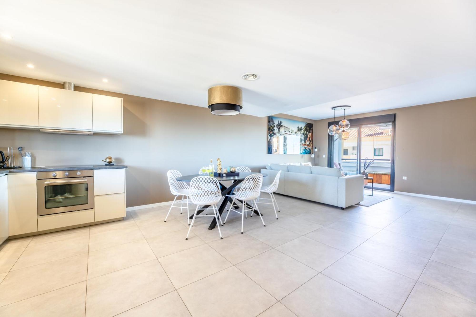 Stylish 4bd With Pool Access & Nearby *