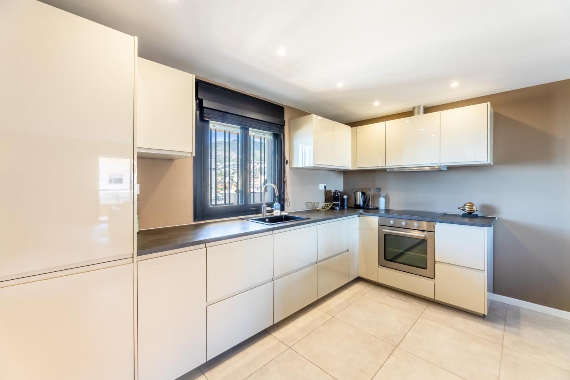 Stylish 4bd With Pool Access & Nearby Benalmadena