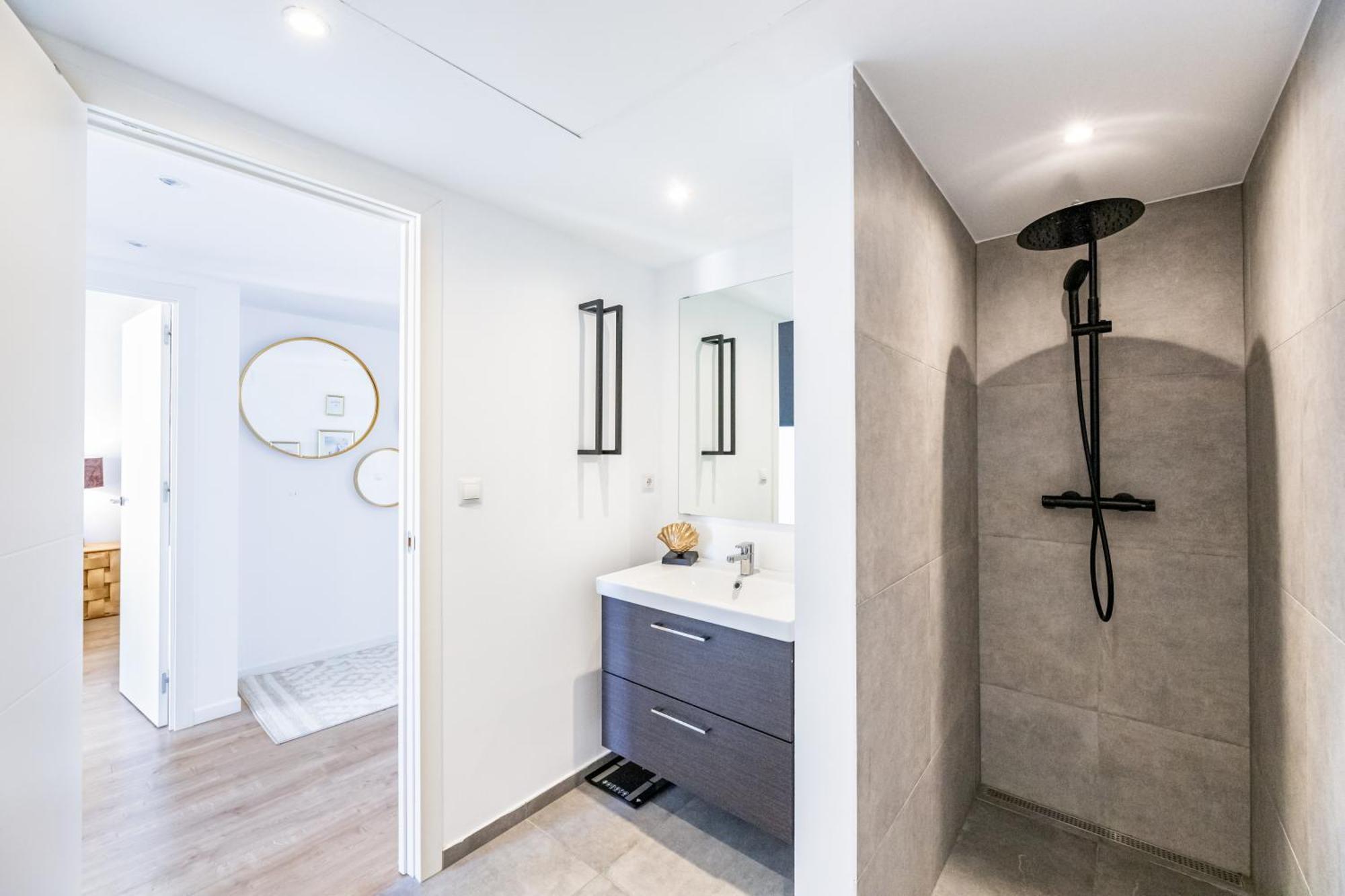 Stylish 4bd With Pool Access & Nearby Apartment *