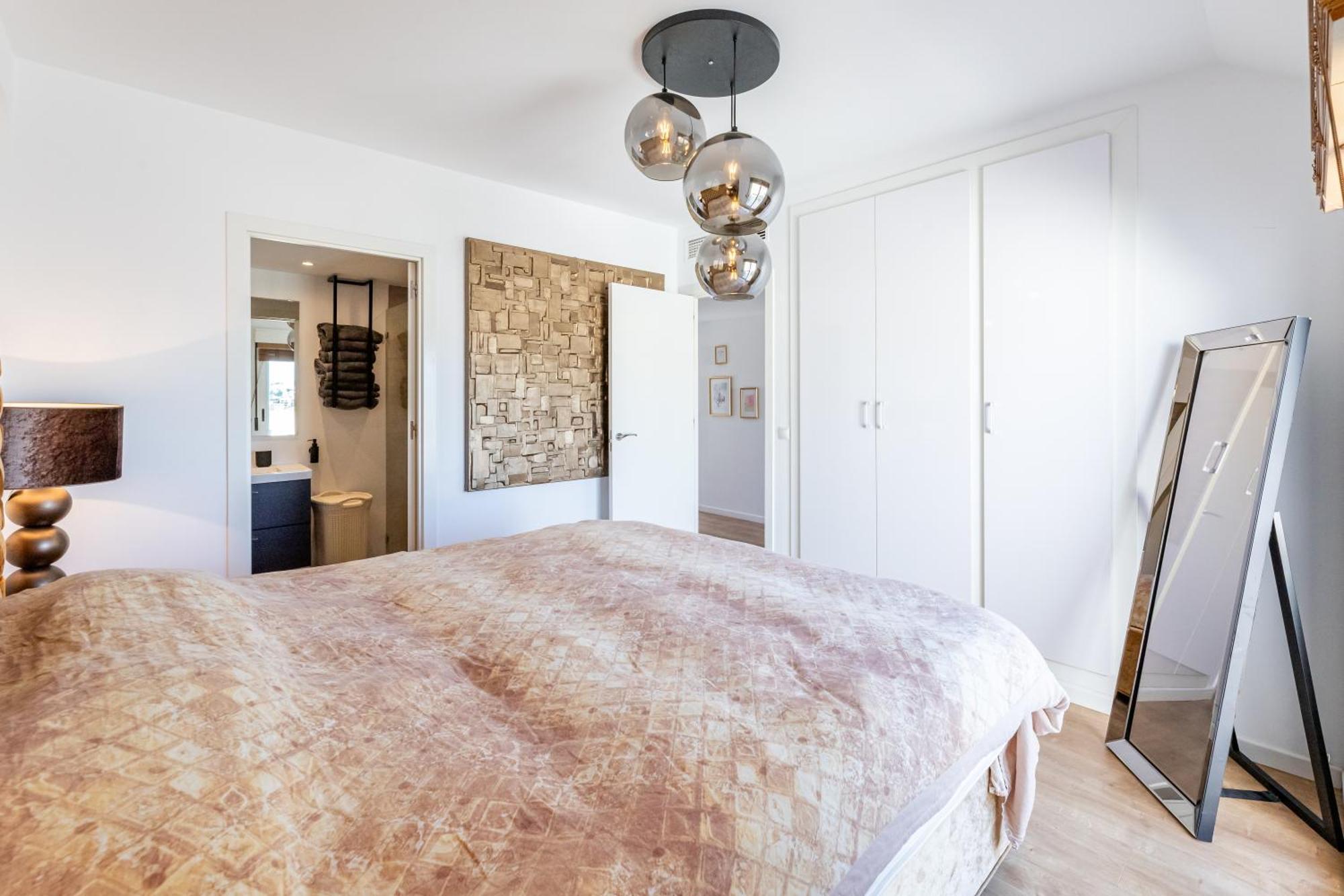 Stylish 4bd With Pool Access & Nearby