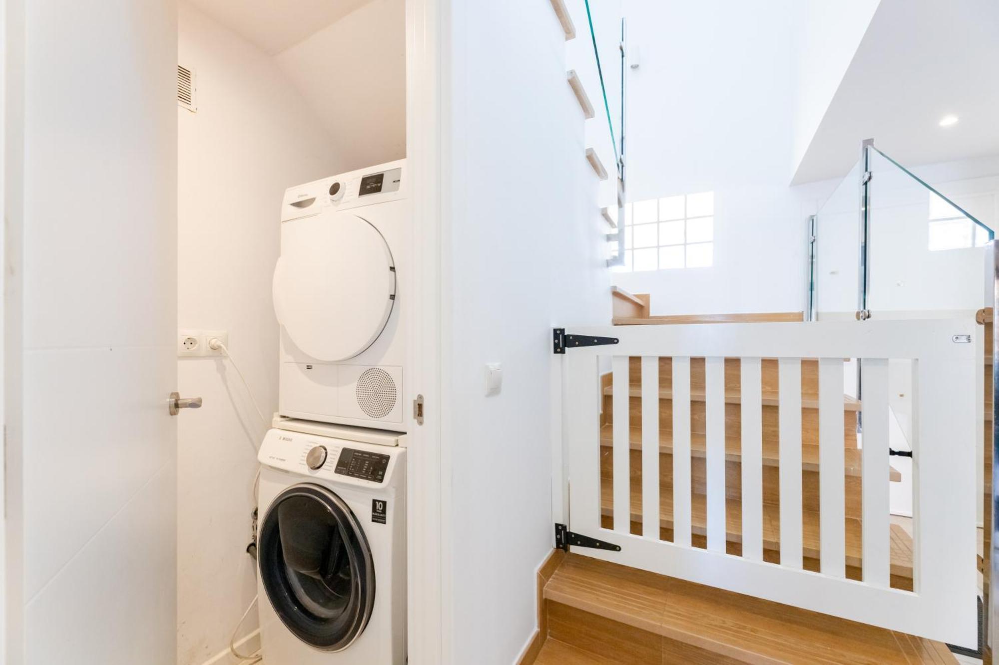 Stylish 4bd With Pool Access & Nearby Apartment