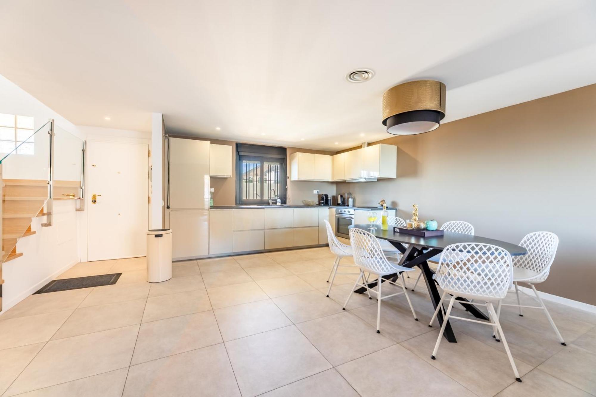 Apartment Stylish 4bd With Pool Access & Nearby Benalmadena