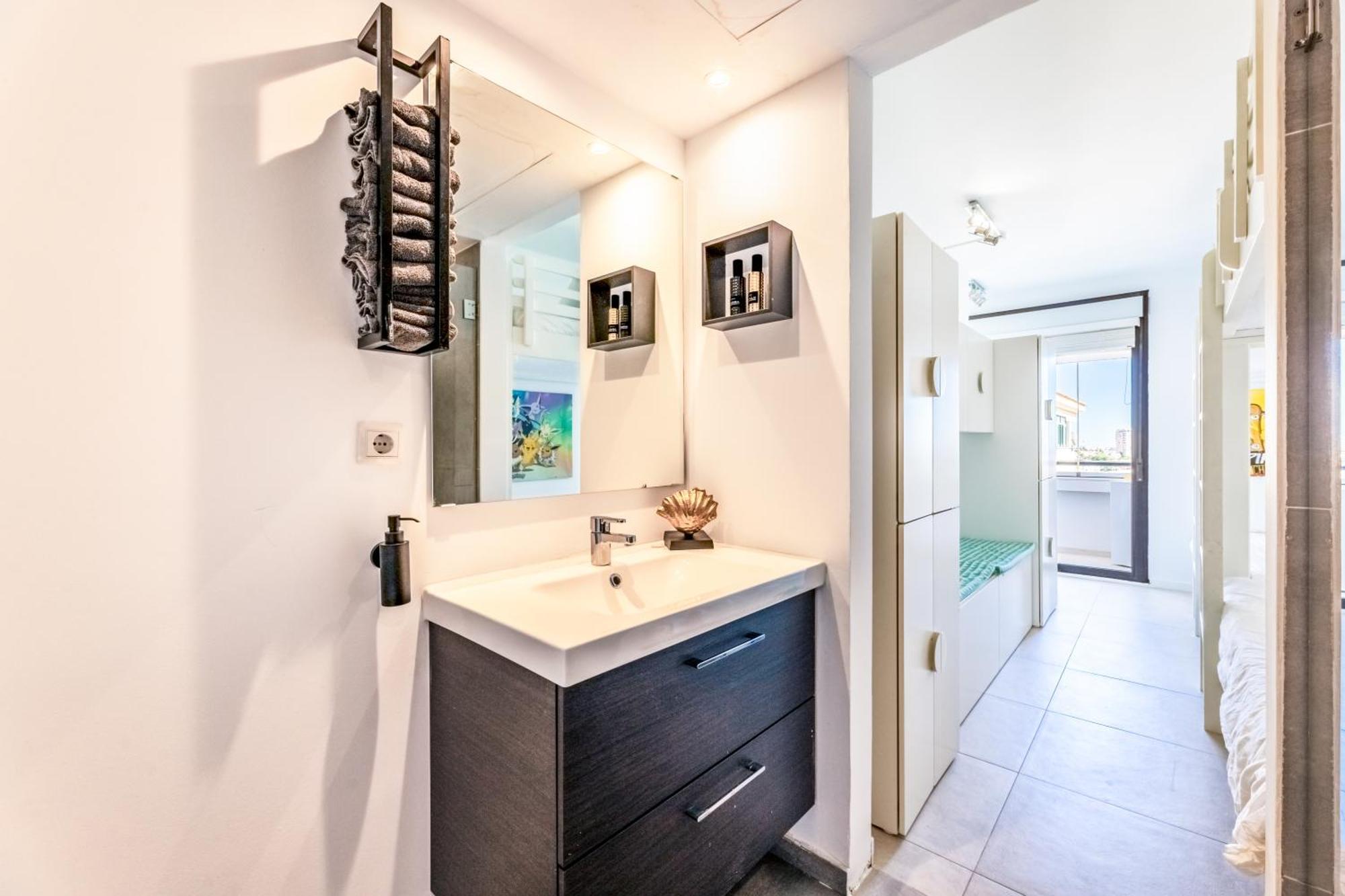 Stylish 4bd With Pool Access & Nearby Apartment *