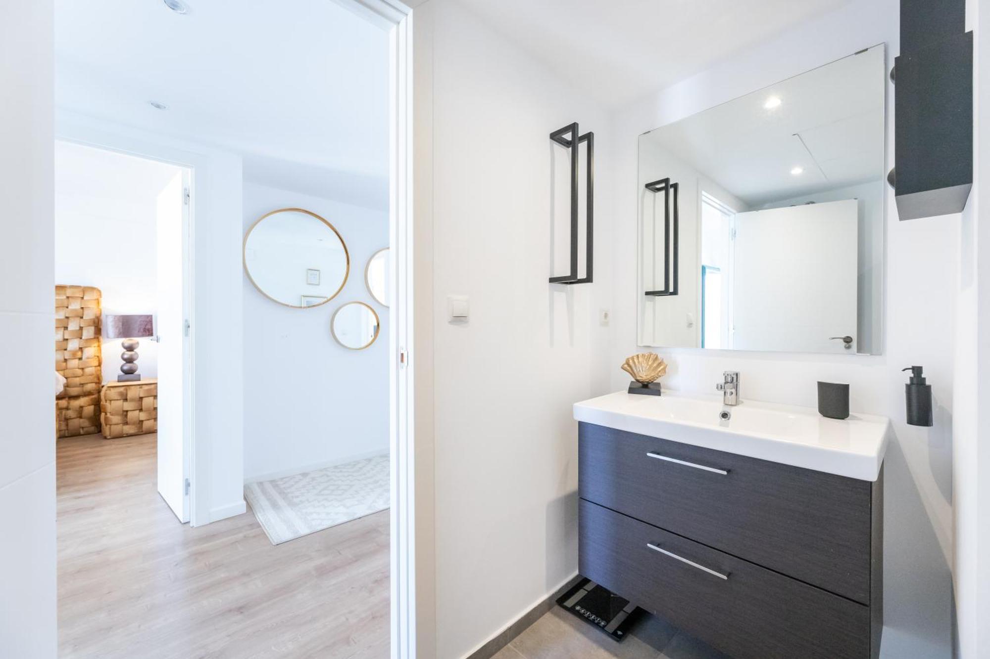 Stylish 4bd With Pool Access & Nearby