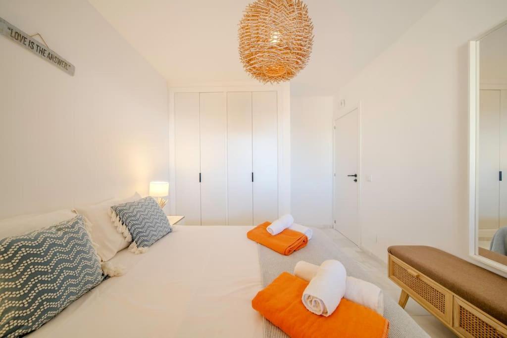 2 Bed Apartment, Big Terrace, Pool, Views + Beach! Appartement
