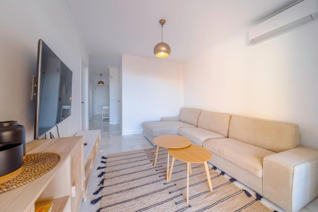2 Bed Apartment, Big Terrace, Pool, Views + Beach! Appartement