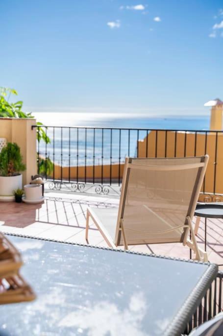 Appartement 2 Bed Apartment, Big Terrace, Pool, Views + Beach! Benalmádena
