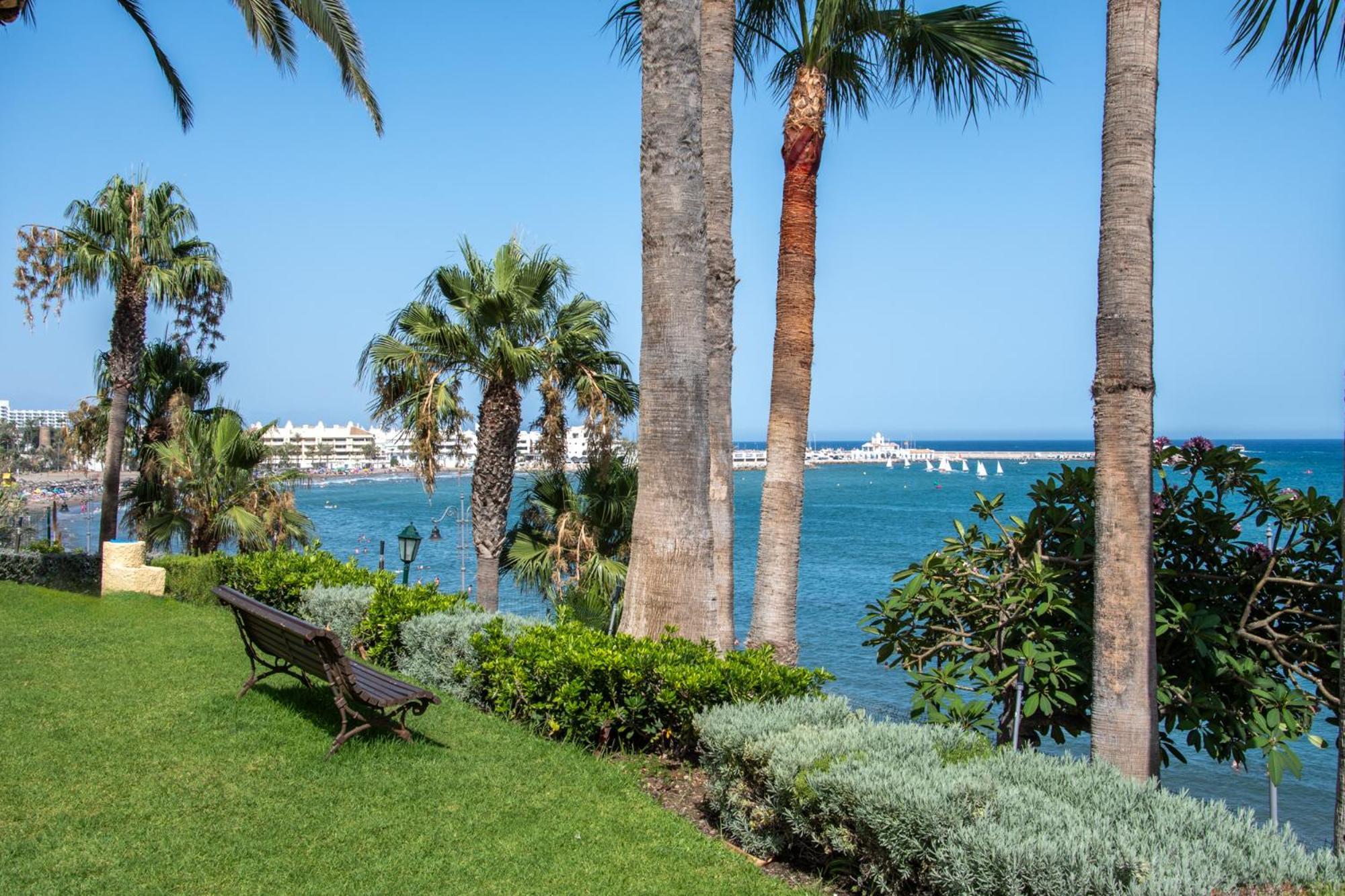 Stunning Beachfront With Sea Views Benalmadena