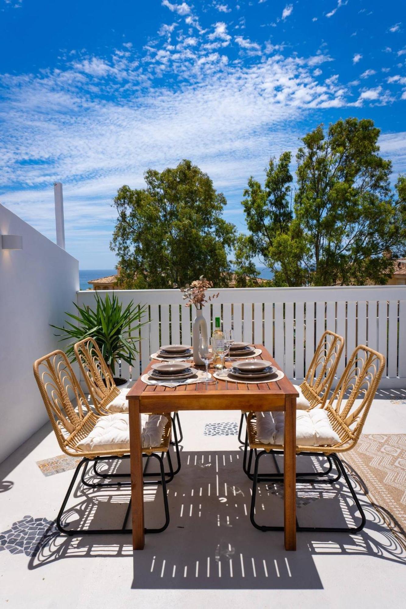 Chic House 2 In By El Trocader *