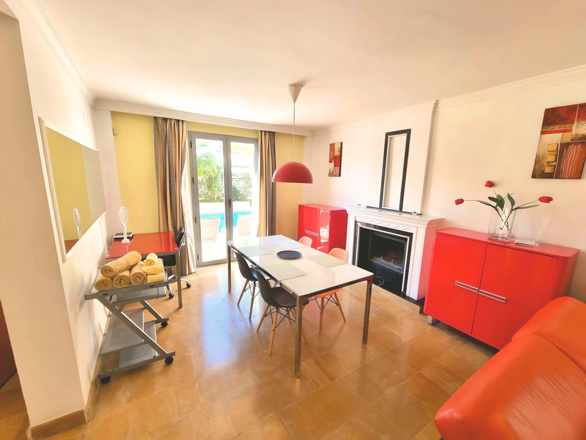 Stunning With Outdoor Swimmingpool, 4 Bedrooms And Wifi