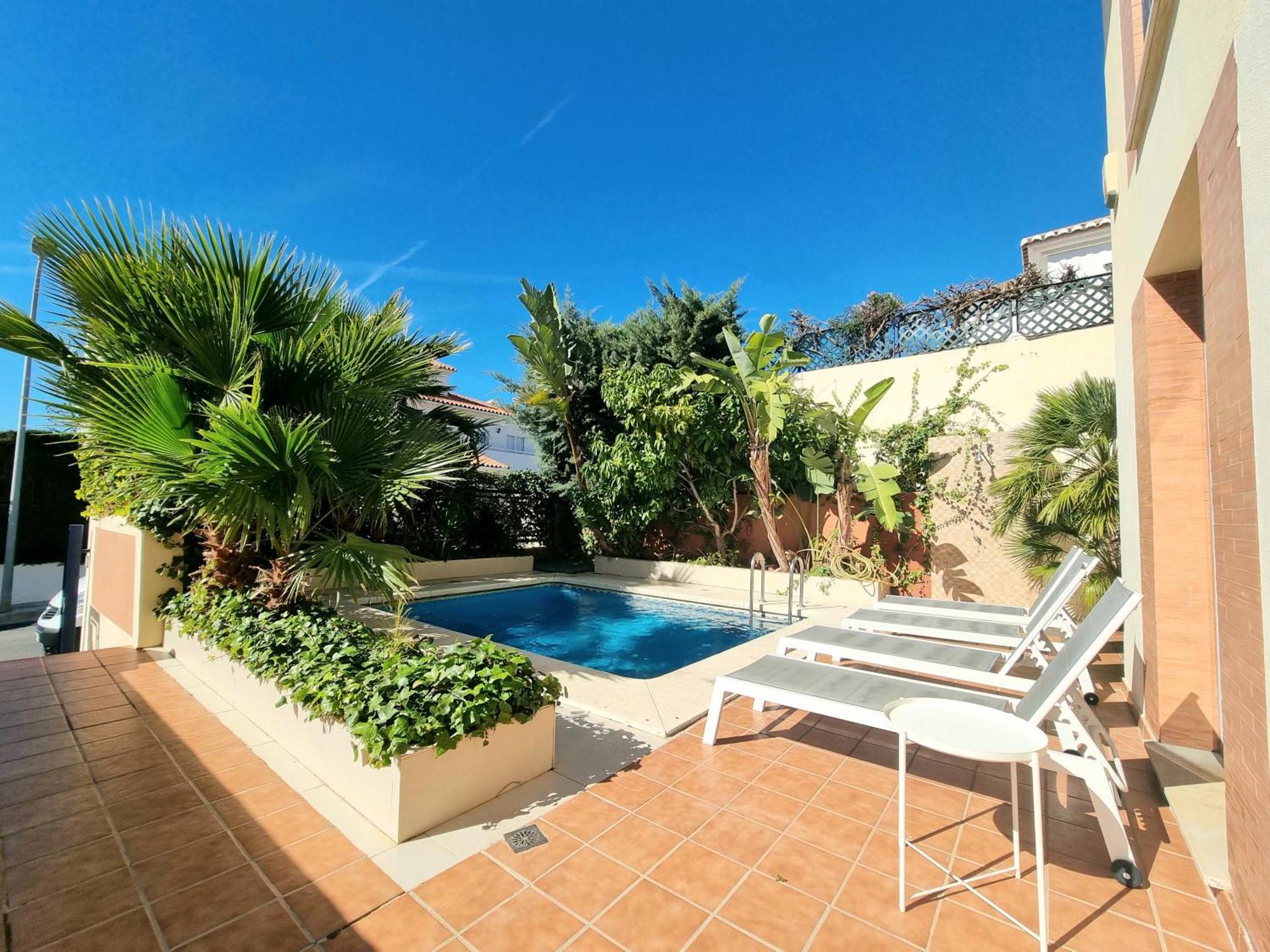 Stunning With Outdoor Swimmingpool, 4 Bedrooms And Wifi *
