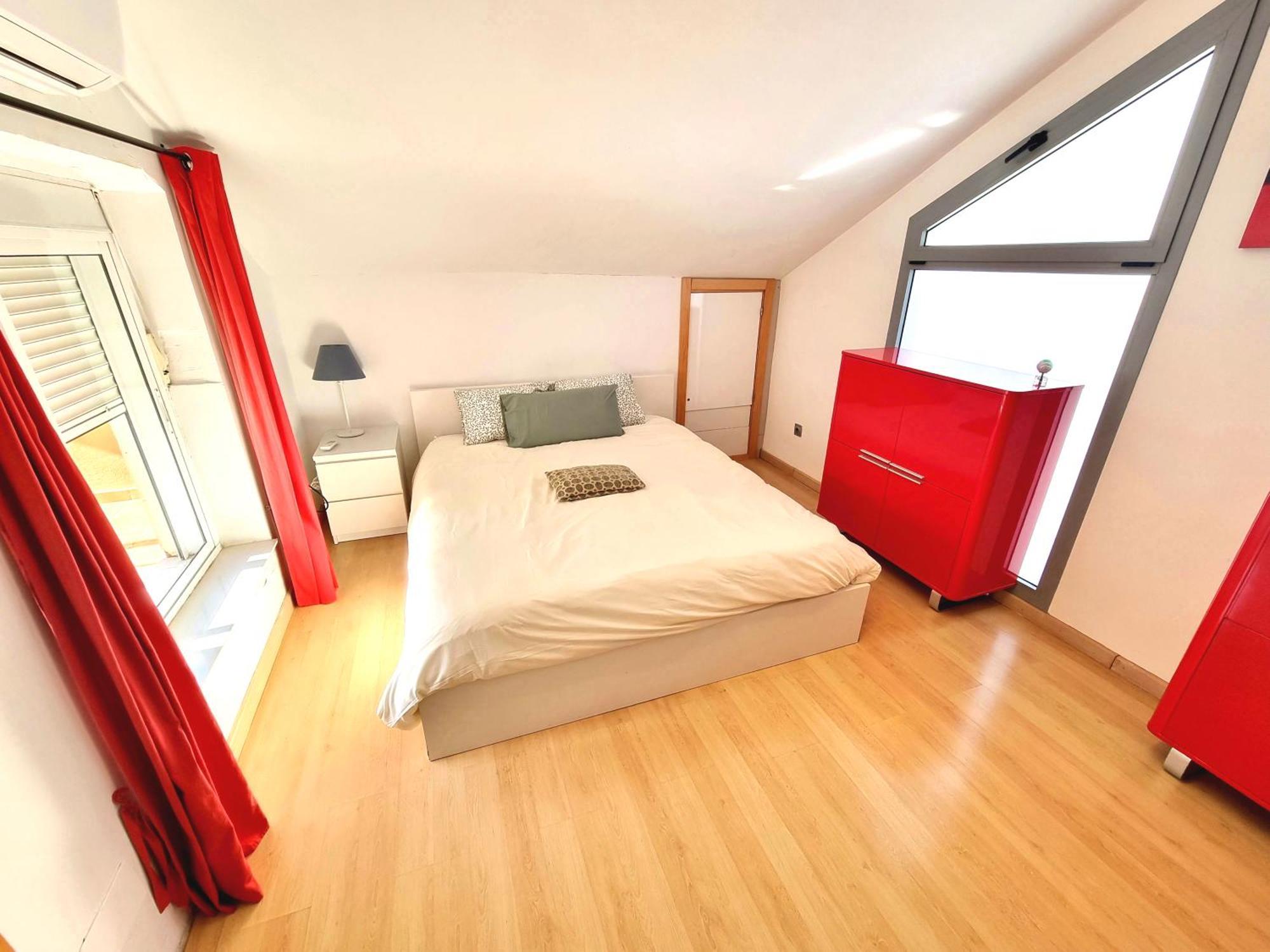 Stunning With Outdoor Swimmingpool, 4 Bedrooms And Wifi *