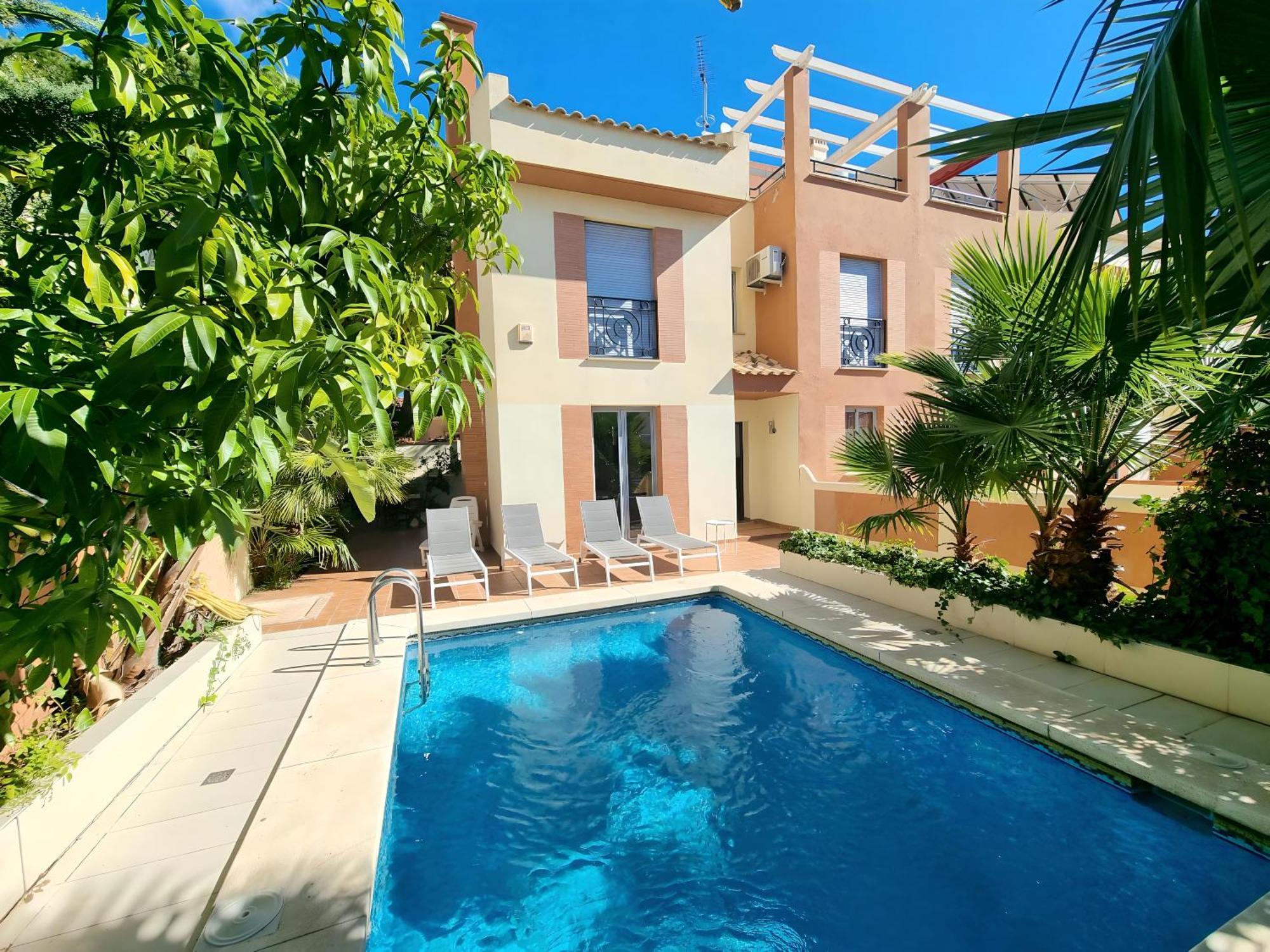 Stunning With Outdoor Swimmingpool, 4 Bedrooms And Wifi Holiday home