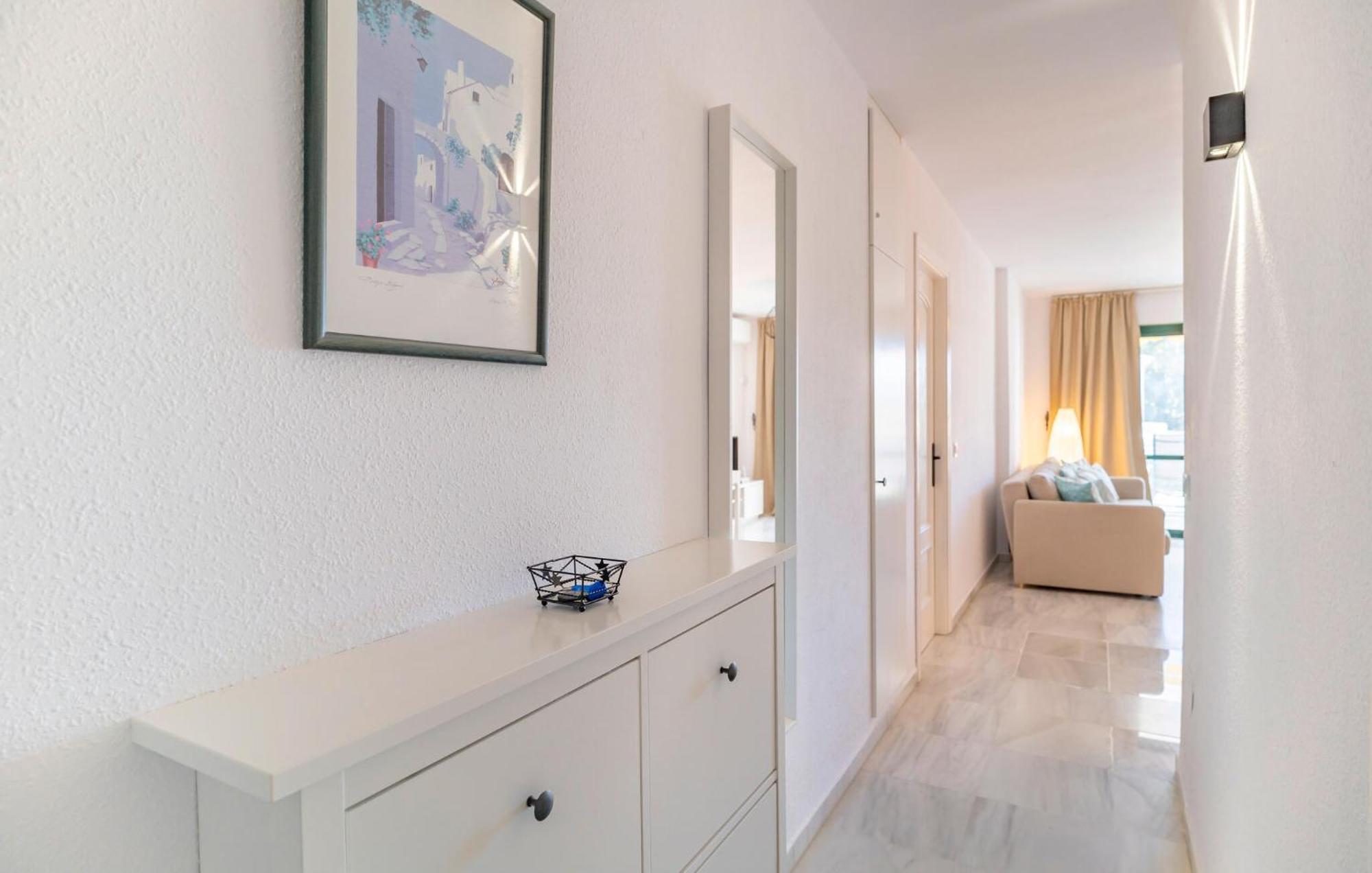 Lovely In With Kitchen Apartment *