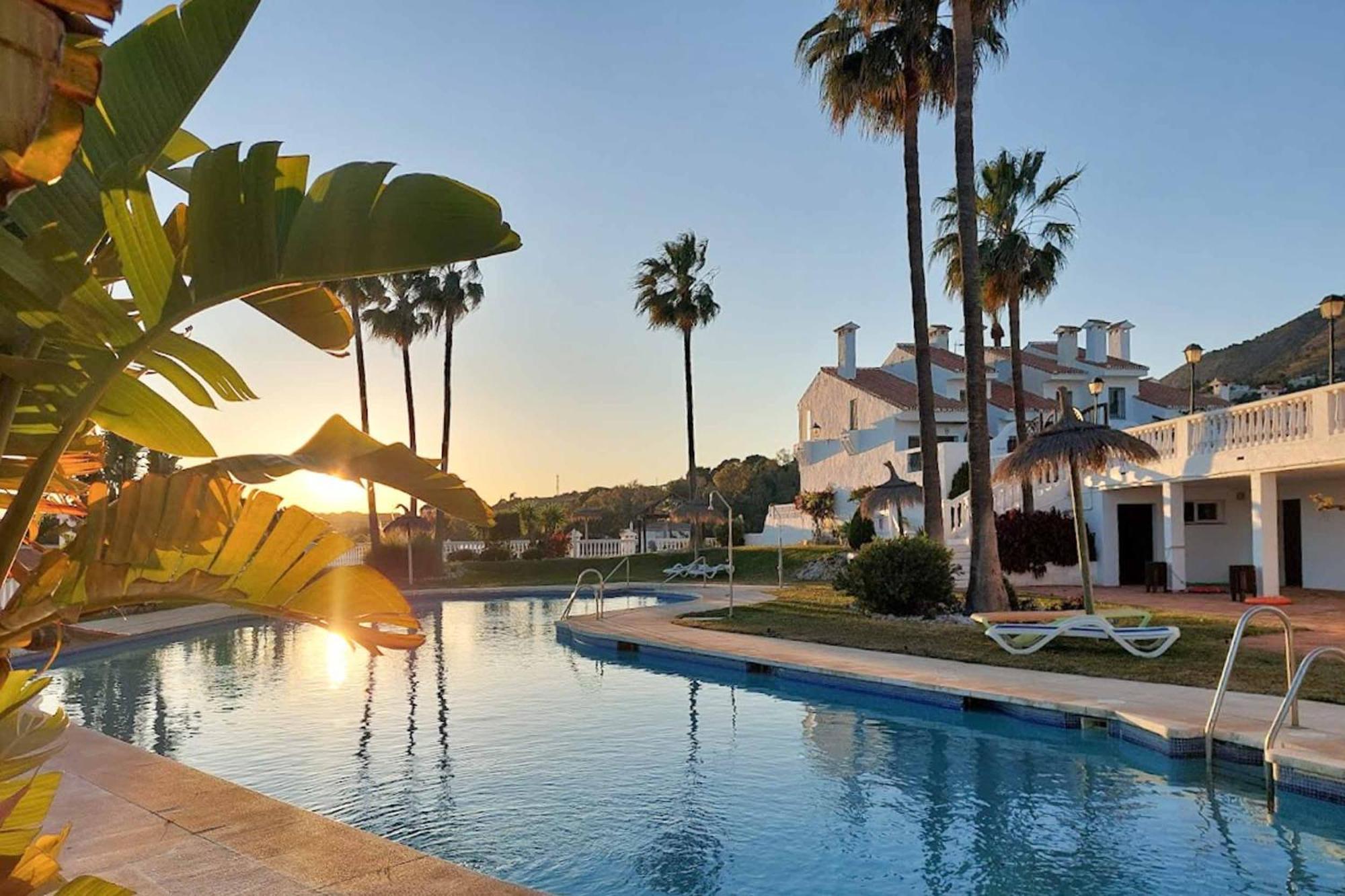 128 - Beautiful Townhouse With Pool, Apartment