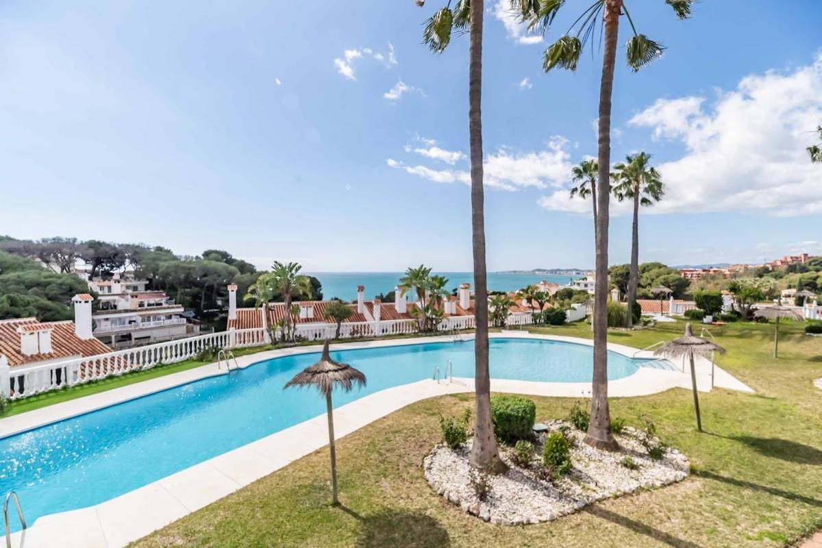 128 - Beautiful Townhouse With Pool,