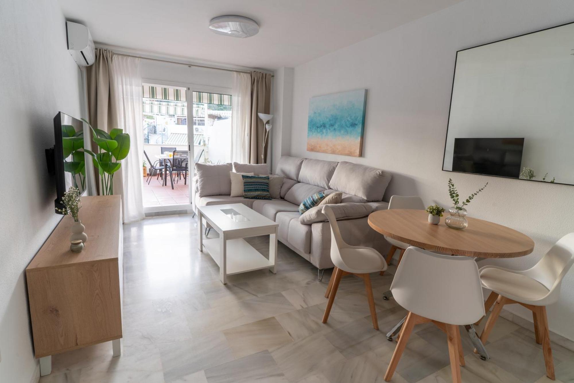 Aqua - 2 Bedrooms, Terrace & Pool - Apartment *