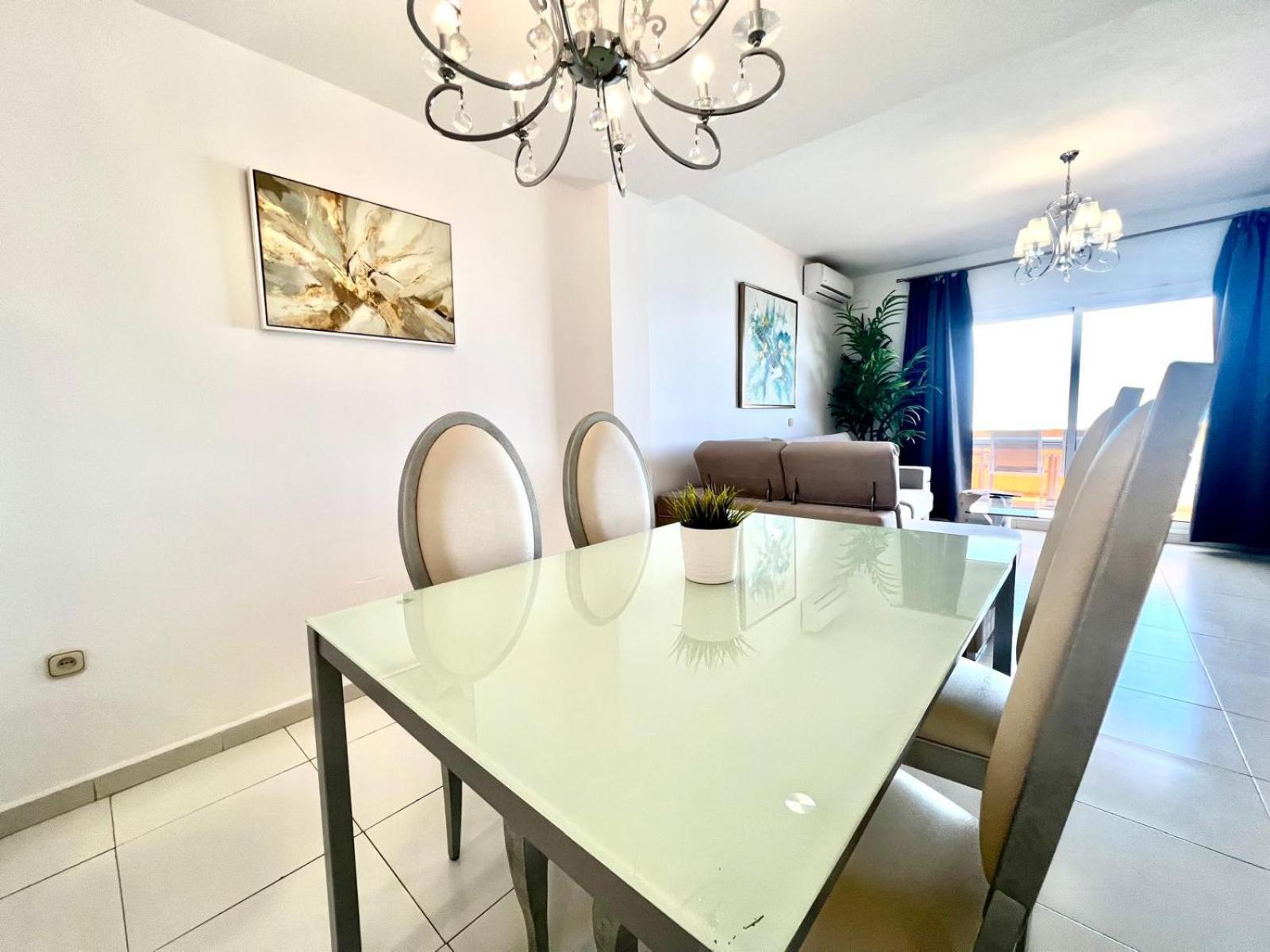 Large Deluxe Front Sea View Benalbeach Apartamento