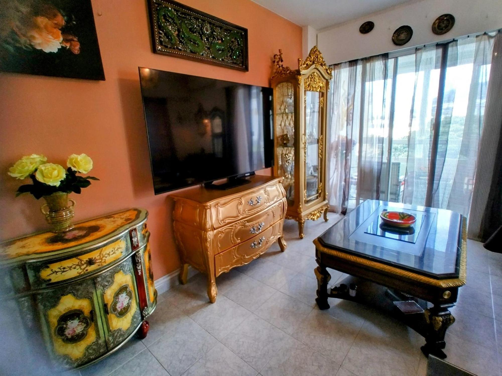 Helena Apartment *