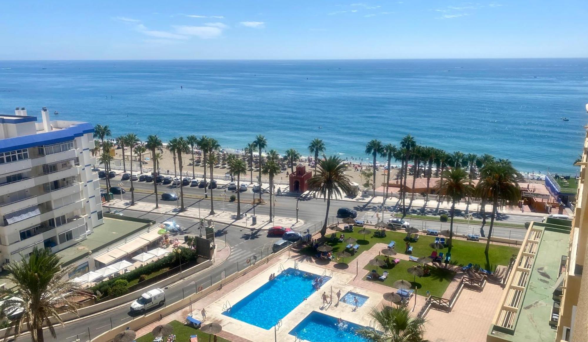 Apartamento Moderno En Primera Línea De Playa. Benalmádena