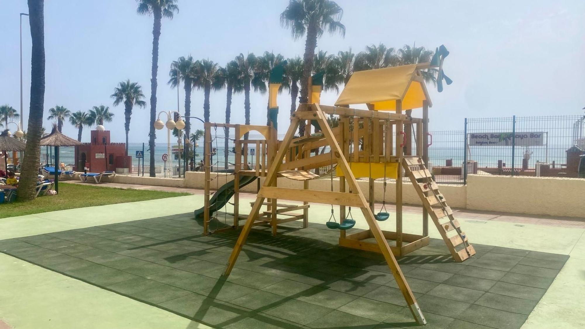 Moderno En Primera Línea De Playa. Benalmádena