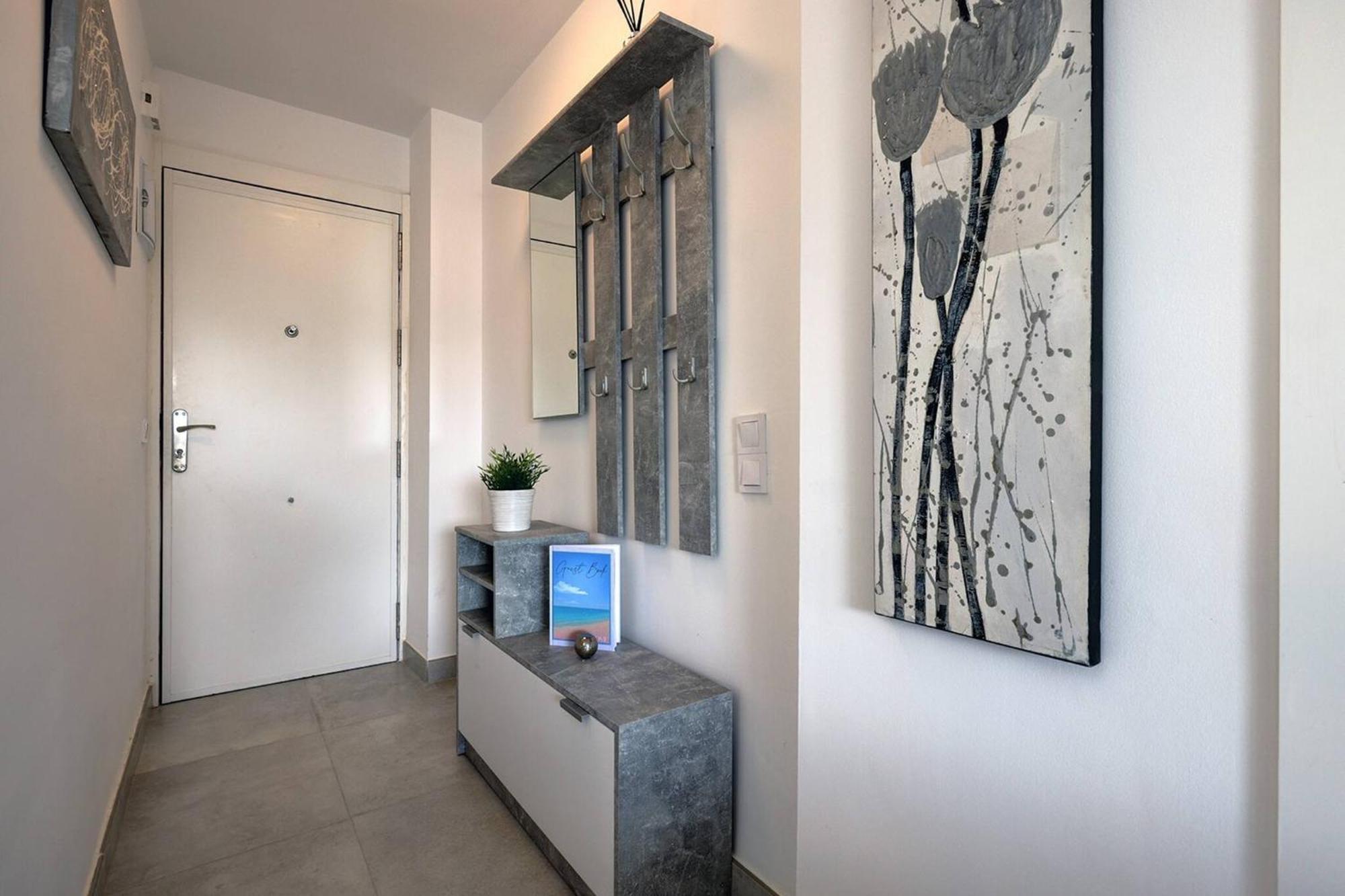 Apartment 019 Stylish 3 Bed Ibensa Square Apt, Near & Bars *