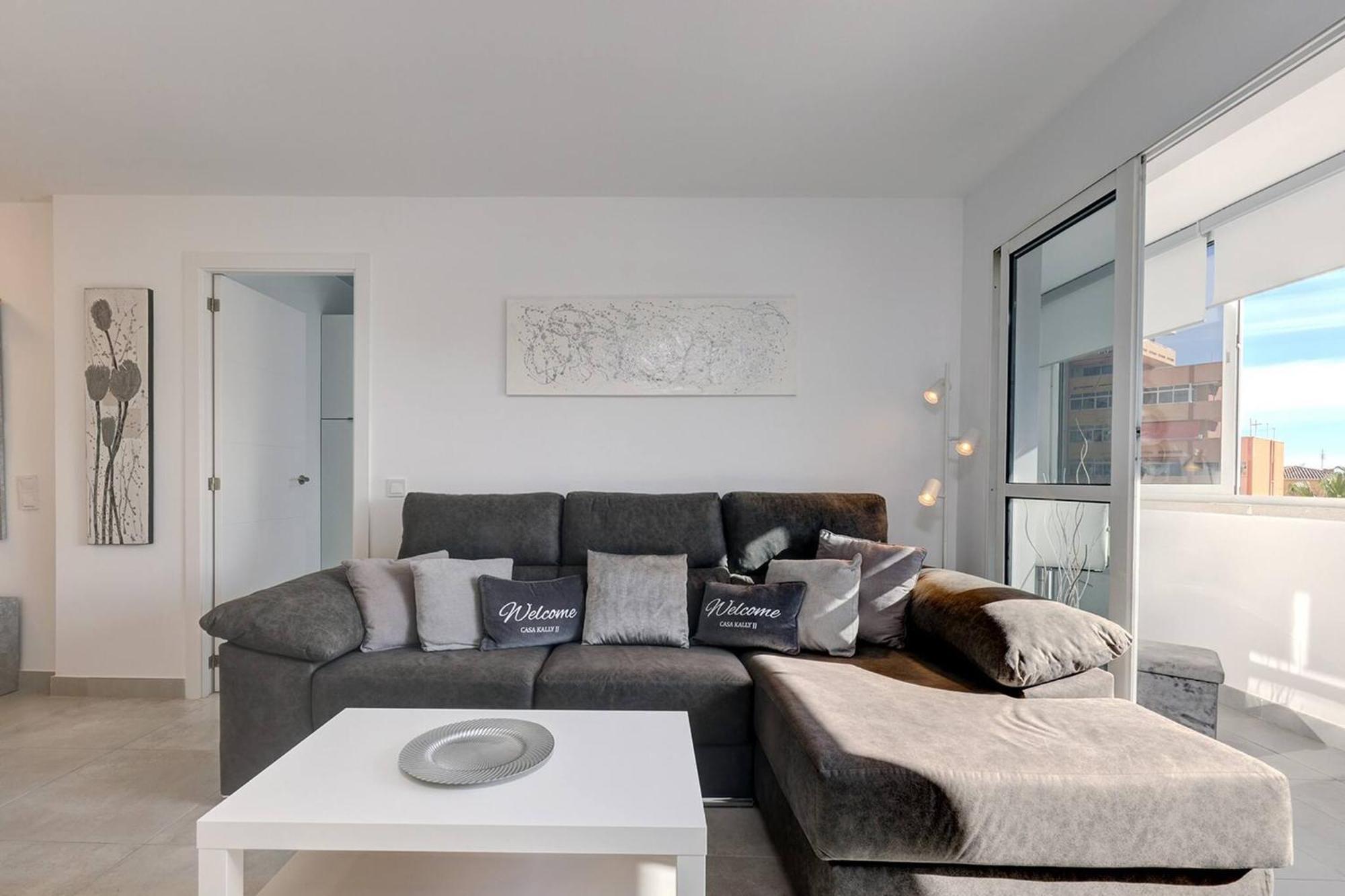 019 Stylish 3 Bed Ibensa Square Apt, Near & Bars Apartment *