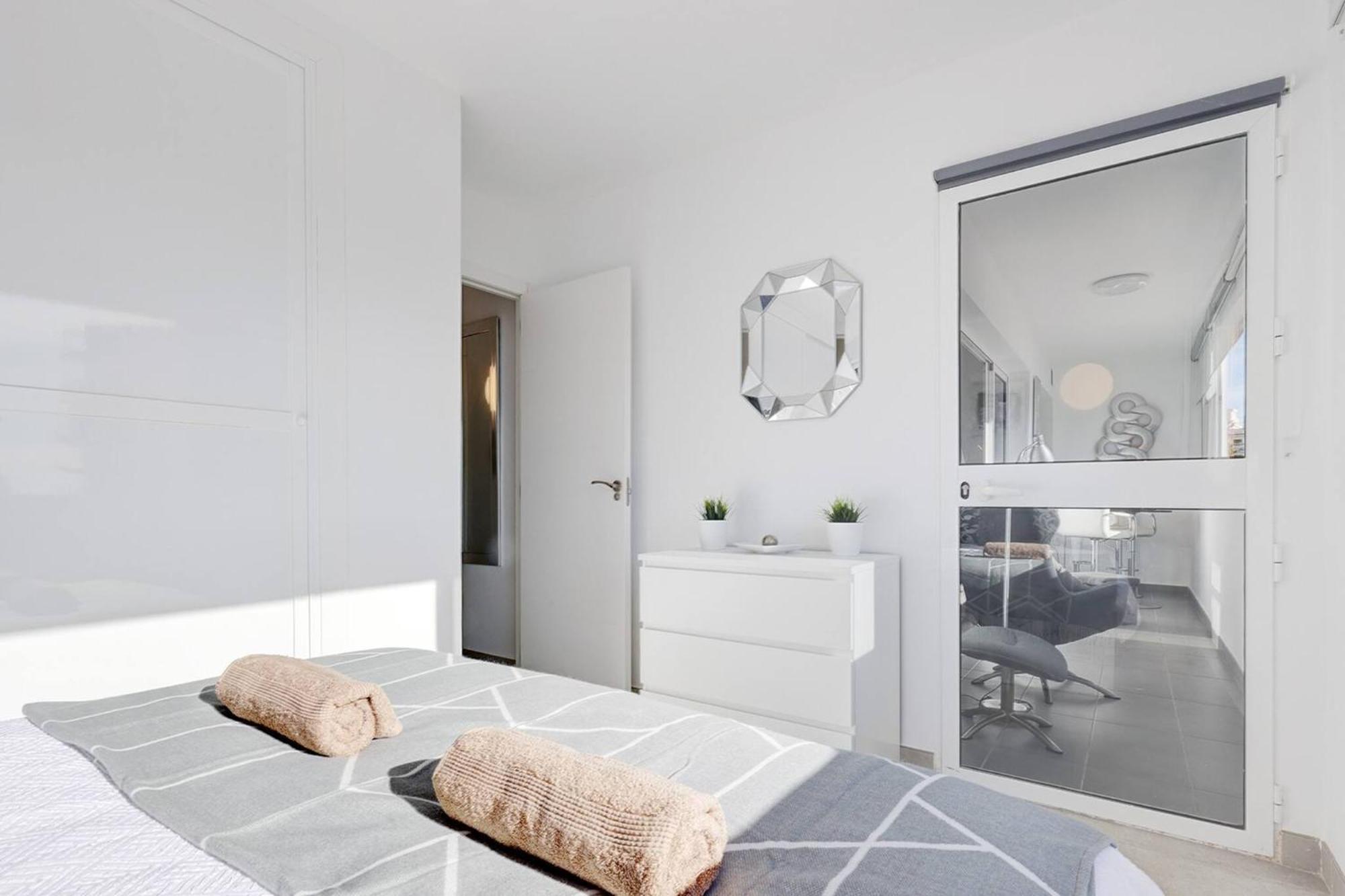 Apartment 019 Stylish 3 Bed Ibensa Square Apt, Near & Bars Benalmadena