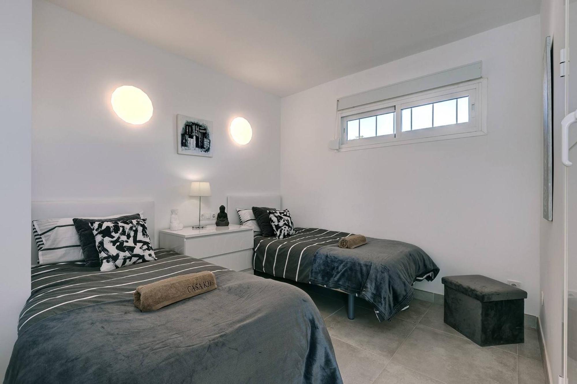 019 Stylish 3 Bed Ibensa Square Apt, Near & Bars