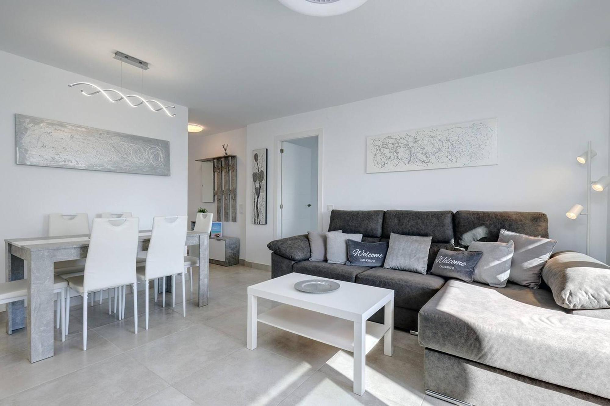 Apartment 019 Stylish 3 Bed Ibensa Square Apt, Near & Bars Benalmadena