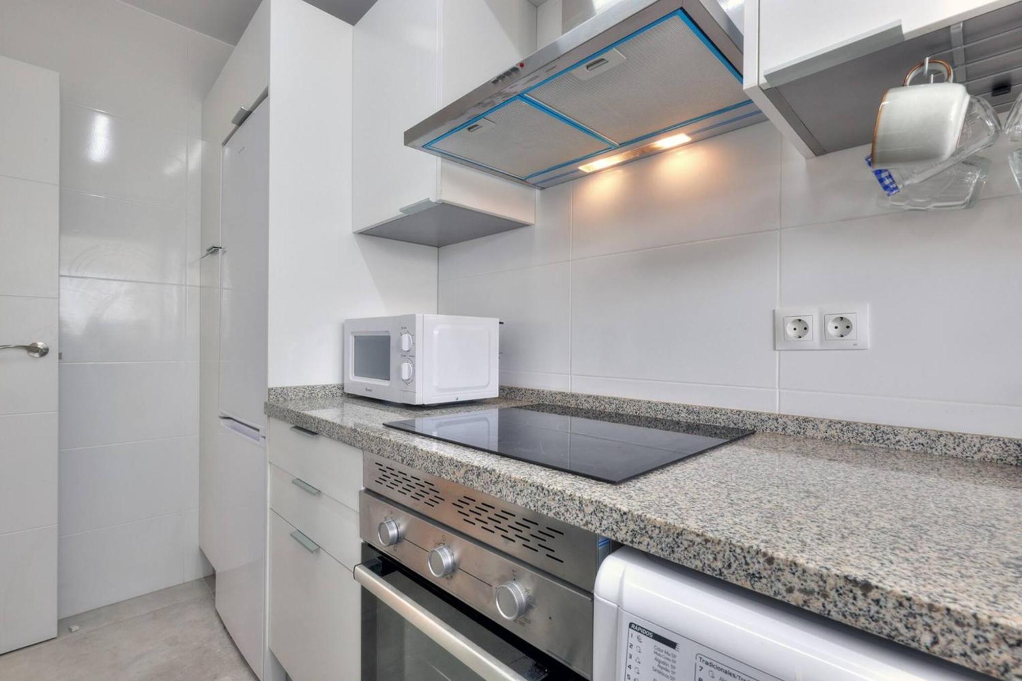 019 Stylish 3 Bed Ibensa Square Apt, Near & Bars Apartment