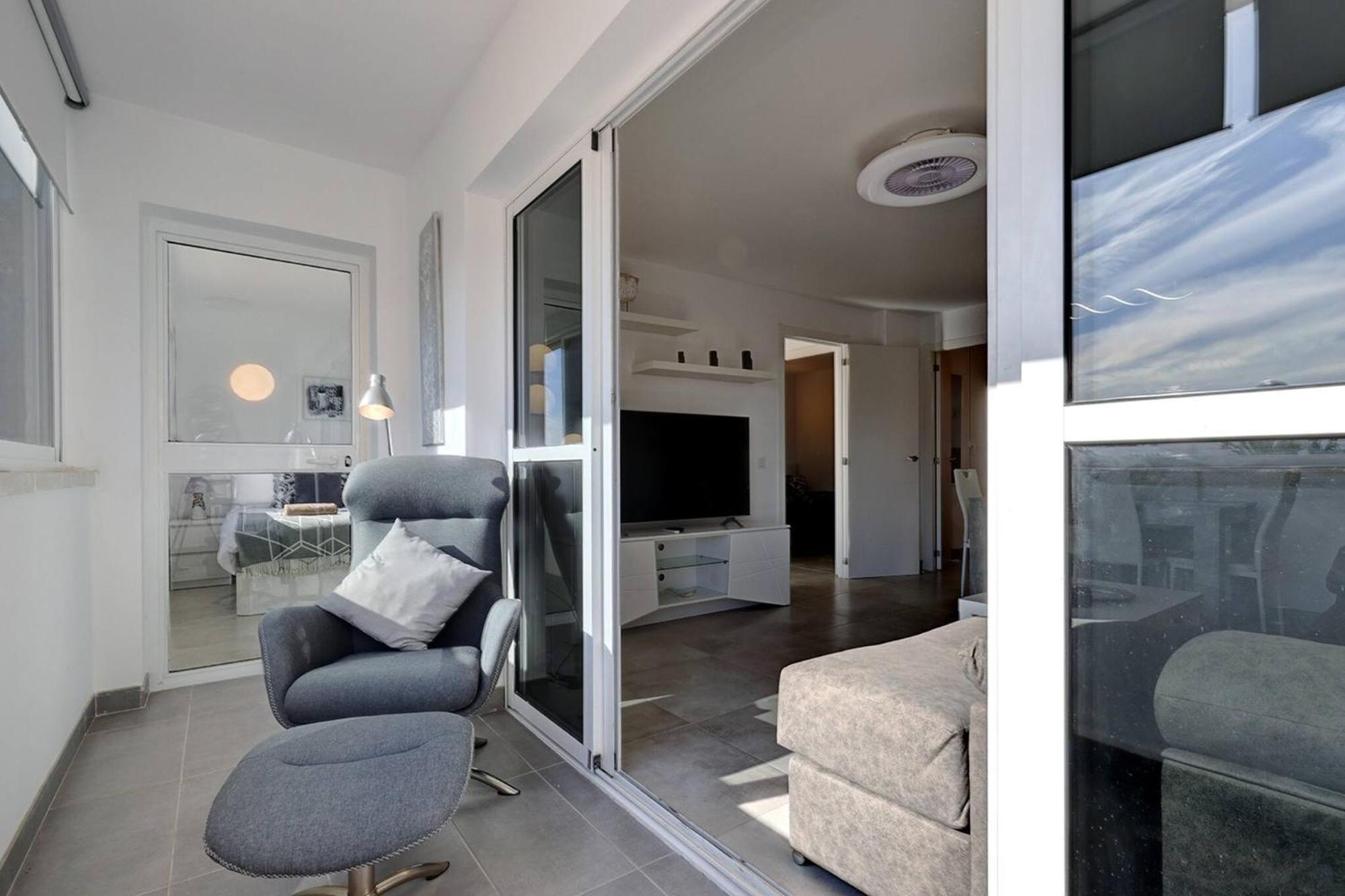 019 Stylish 3 Bed Ibensa Square Apt, Near & Bars Apartment *
