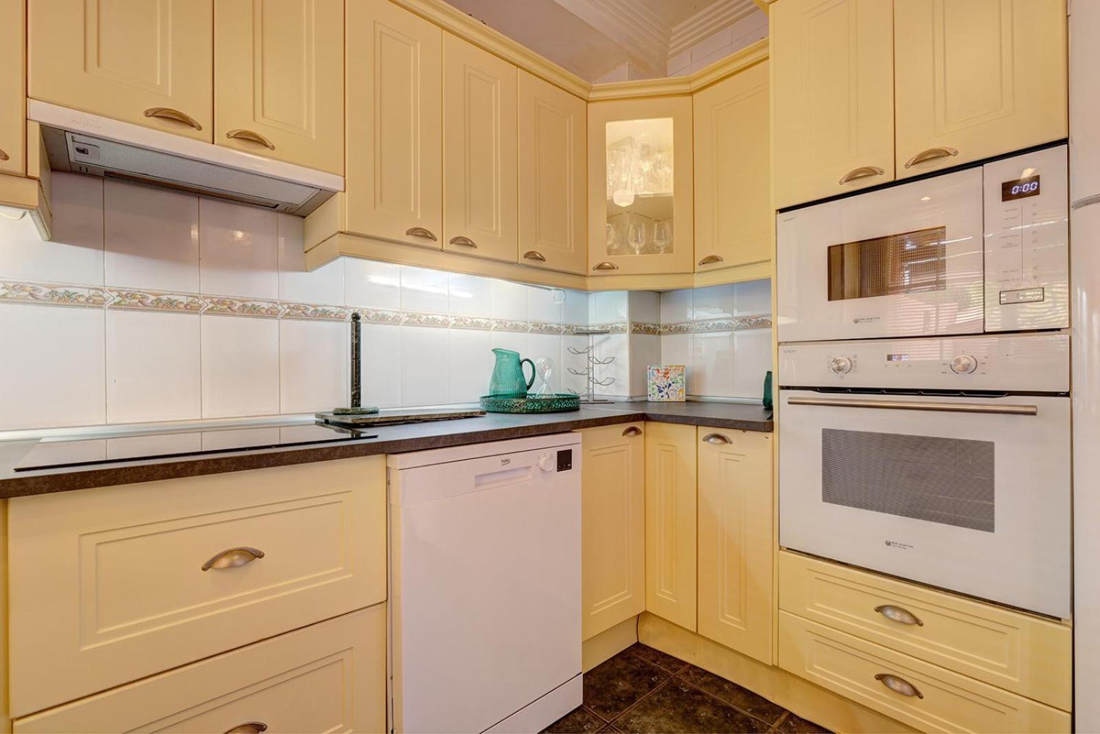 Traditional Townhouse, 4 Bed With Terraces And Private Bbq Benalmádena