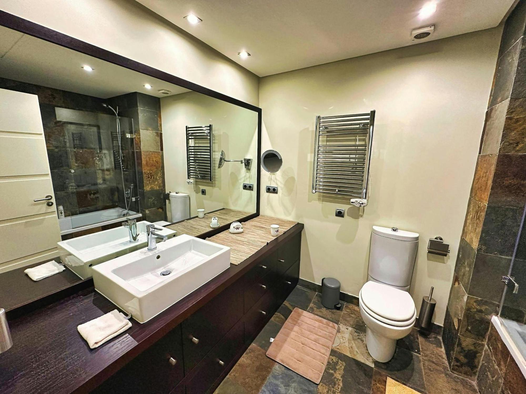 New Waterfront Gem W Rooftop Pool-puerto Marina Apartamento Benalmádena