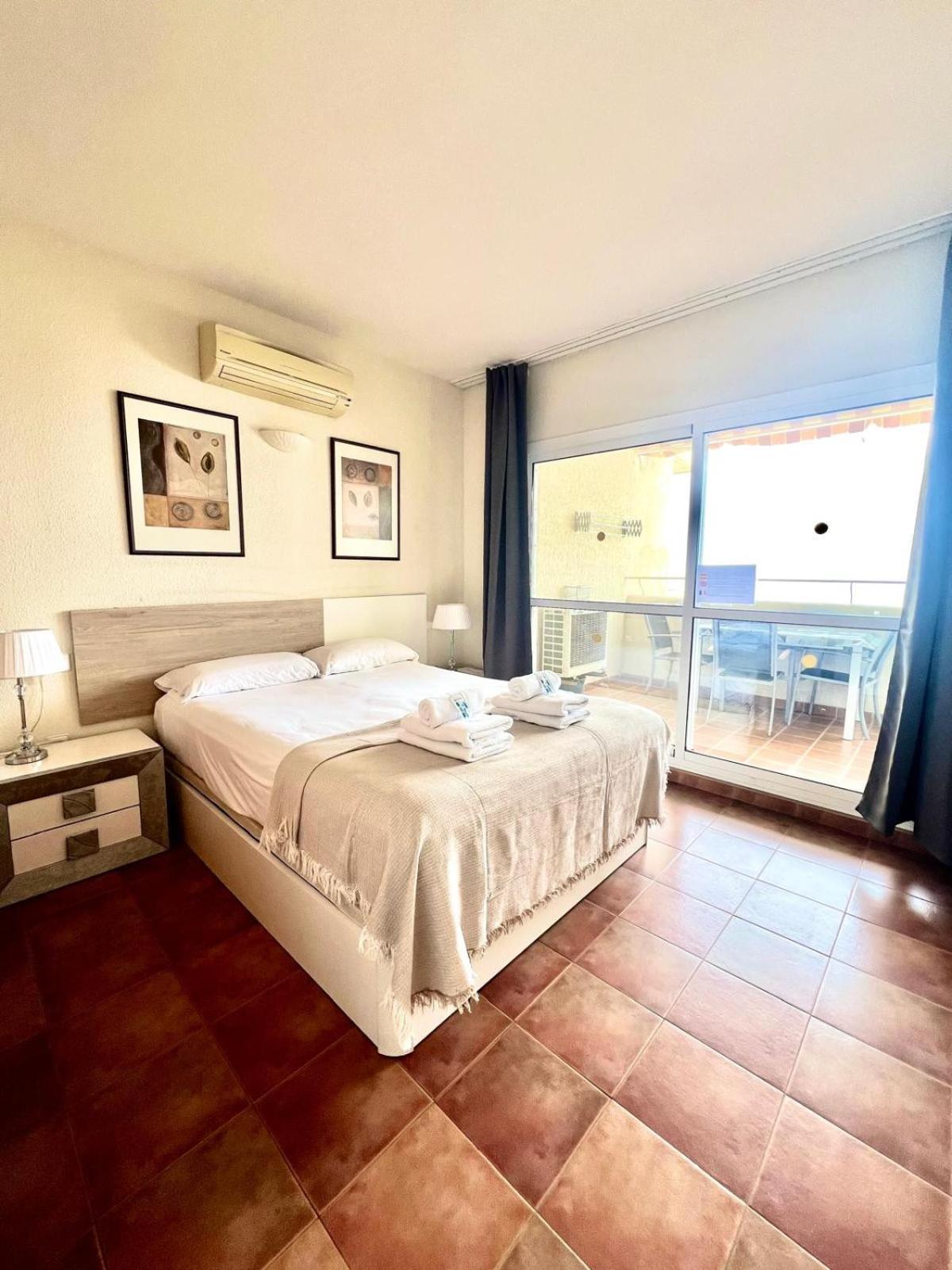 Benalbeach Front Apartment