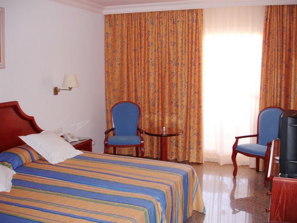 Mac Puerto Marina Hotel 4*