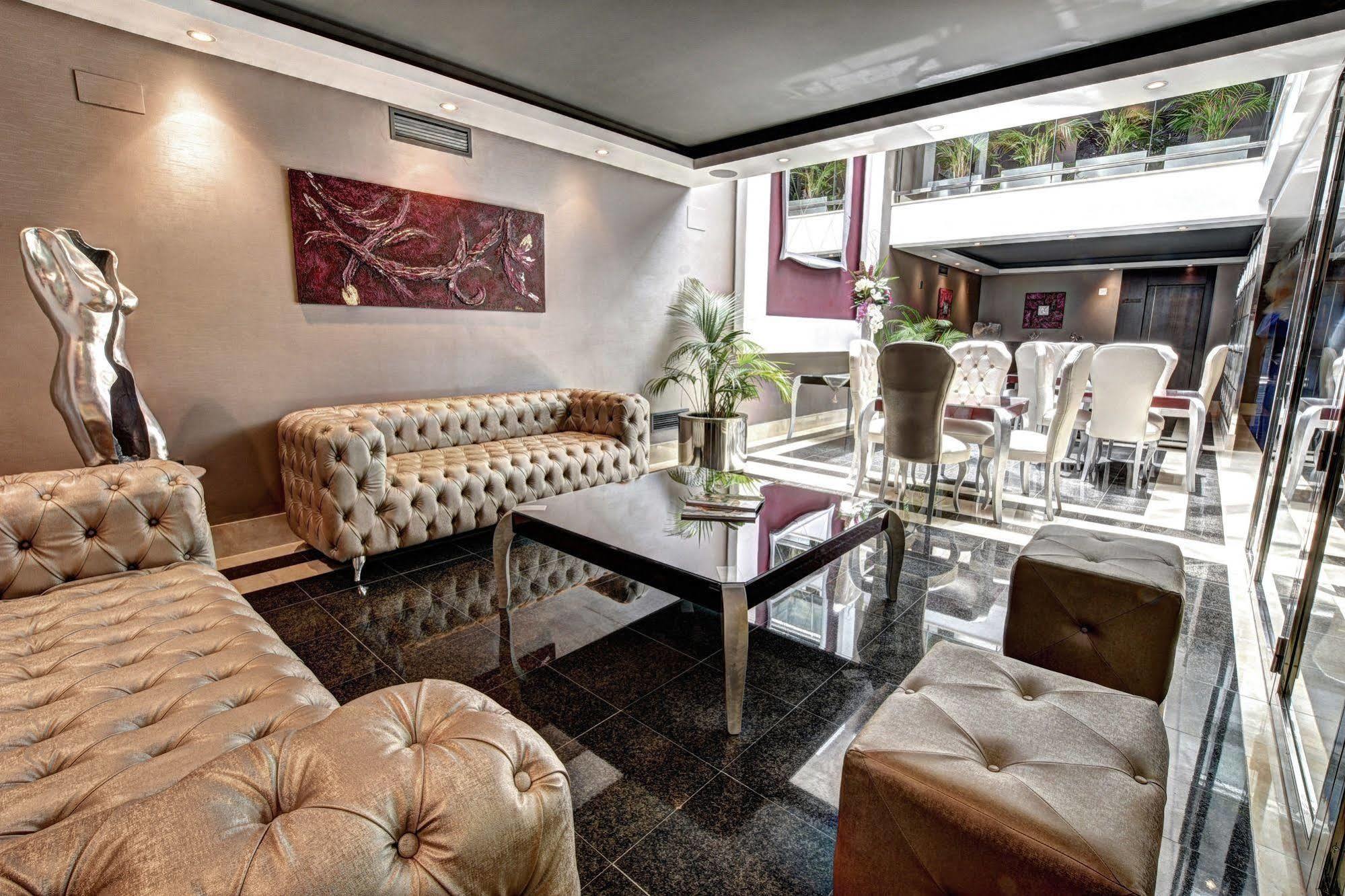 Aparthotel Artplatinum & 4*