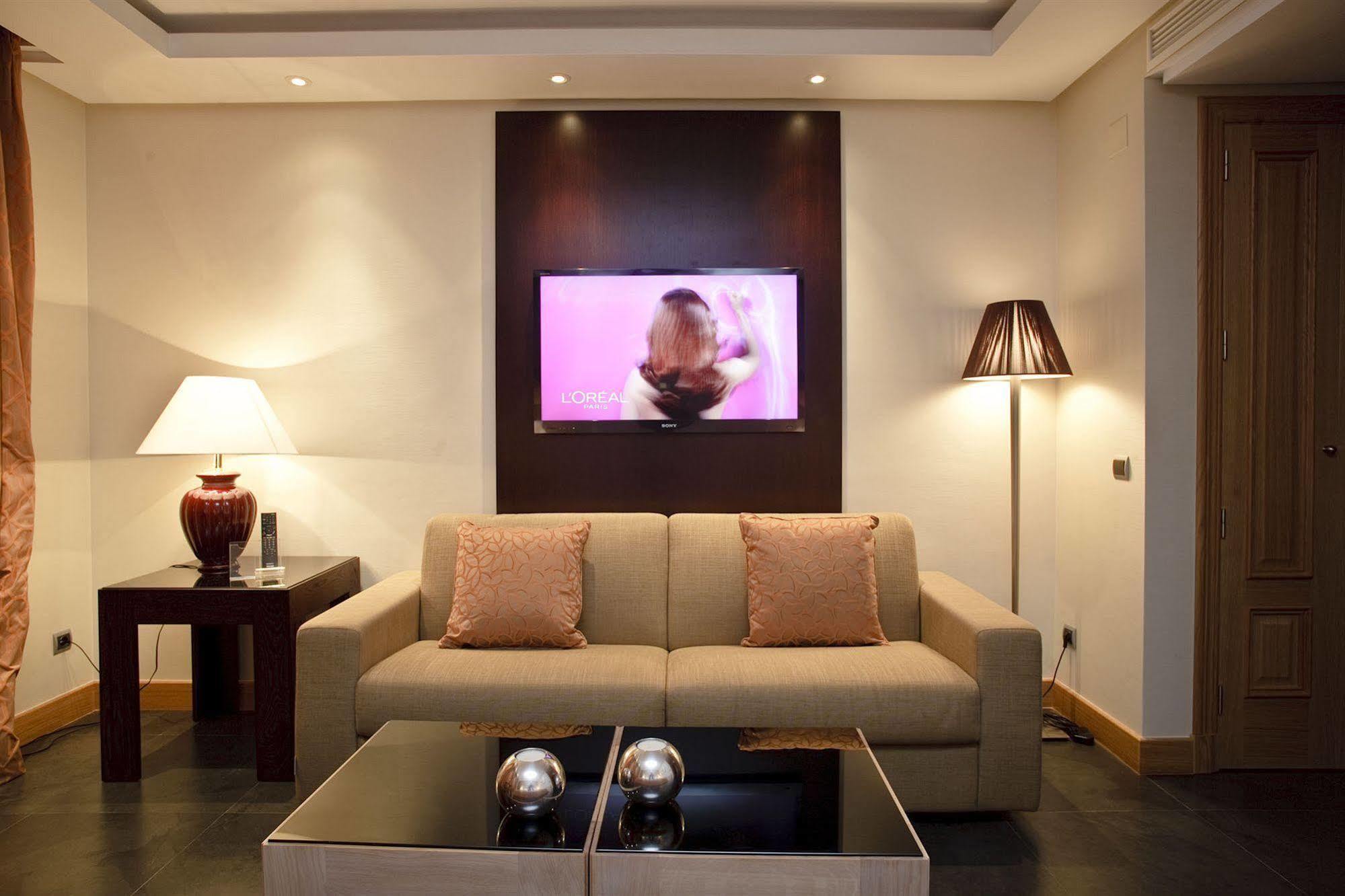 Aparthotel Artplatinum & 4*