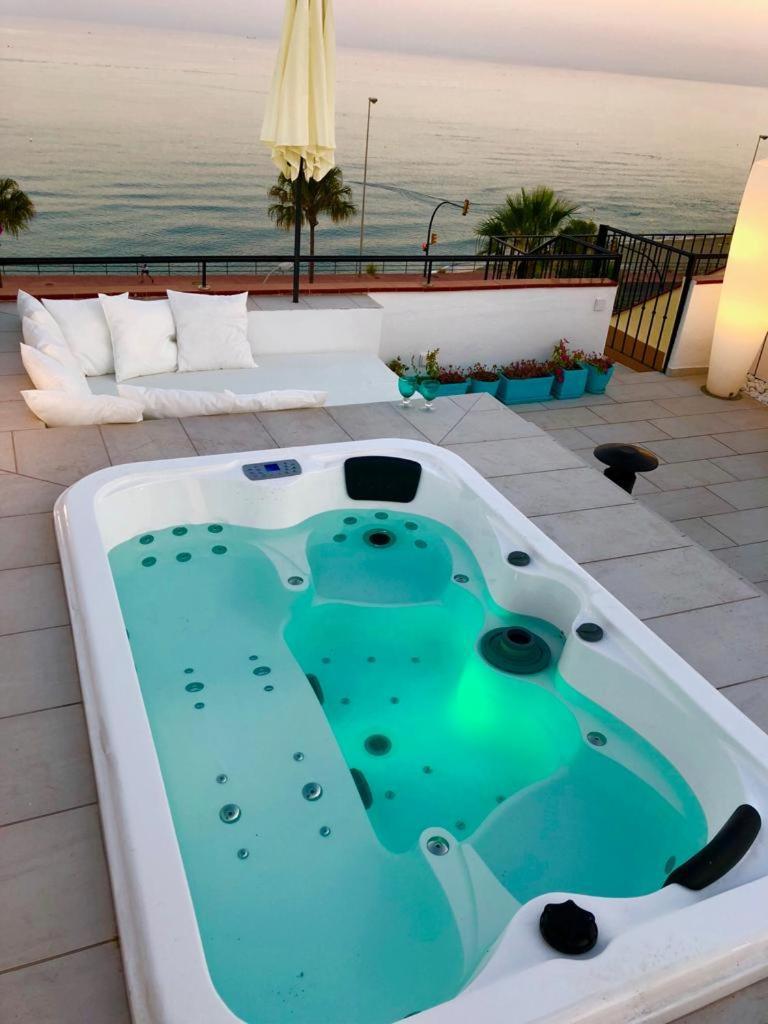 Atico-duplex 1ª Linea De Playa Con Jacuzzi. 6 Pax * Benalmadena