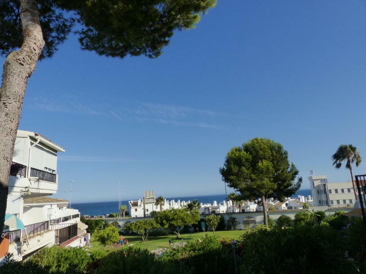Oceanside Oasis: Beachfront With Pool And Sea Views Apartment Benalmadena