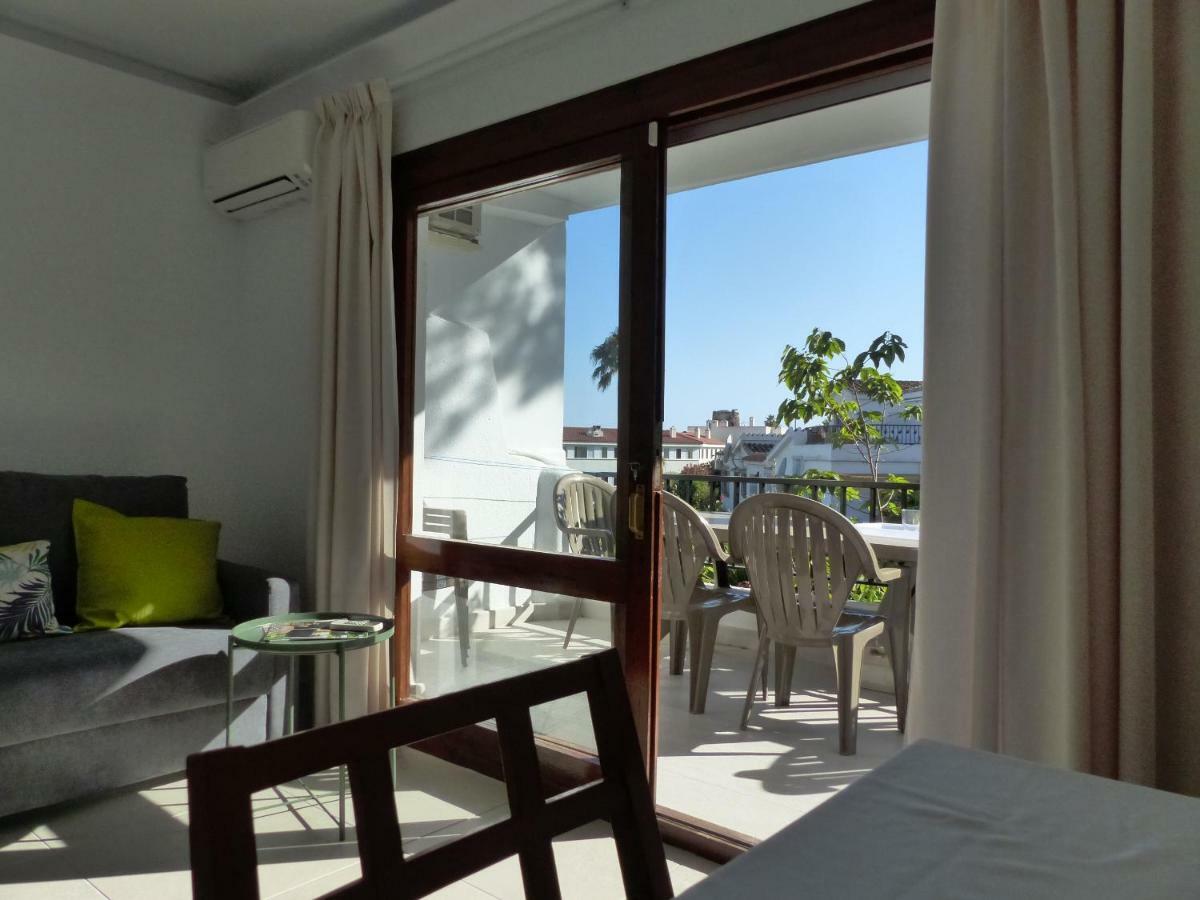Oceanside Oasis: Beachfront With Pool And Sea Views Apartment Benalmadena