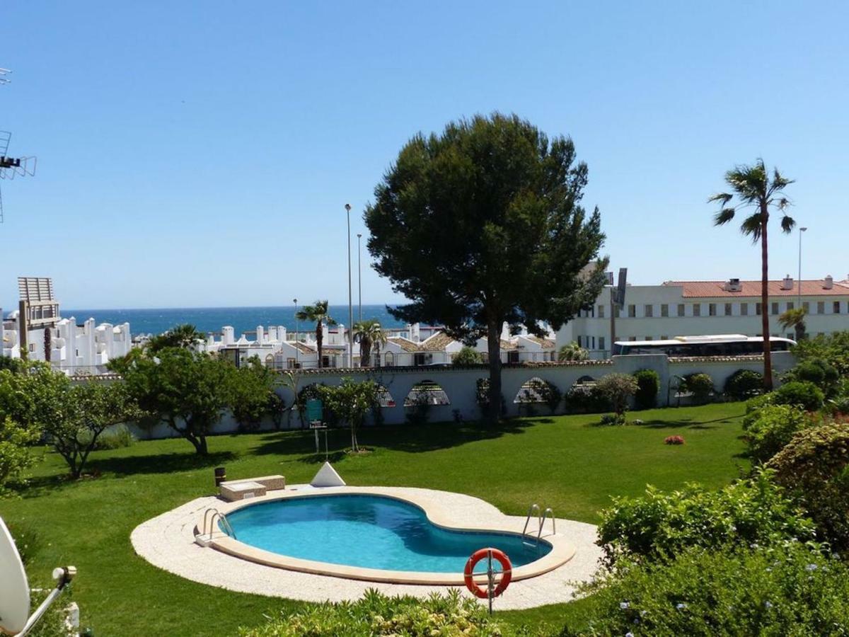Oceanside Oasis: Beachfront With Pool And Sea Views Apartment *