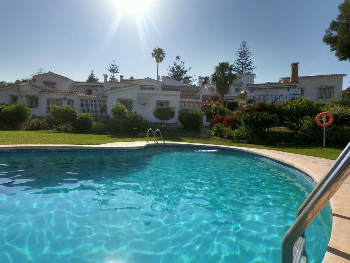 Apartment Oceanside Oasis: Beachfront With Pool And Sea Views *