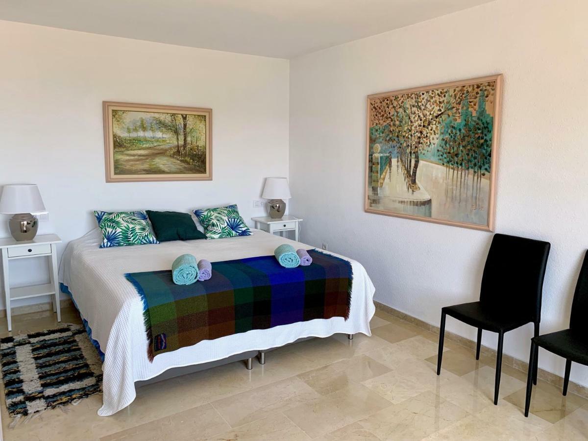 3 Bedroom, 250m From The Beach! Swimming Pool, Parking! Appartement