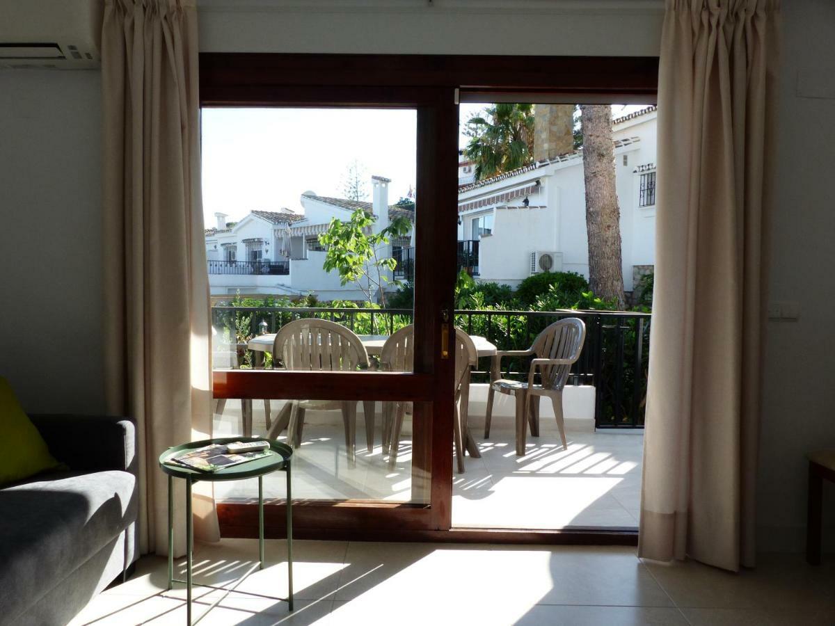 Oceanside Oasis: Beachfront With Pool And Sea Views Apartment