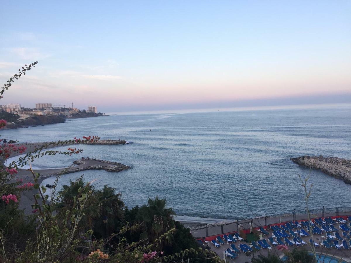 Apartment Oceanside Oasis: Beachfront With Pool And Sea Views Benalmadena