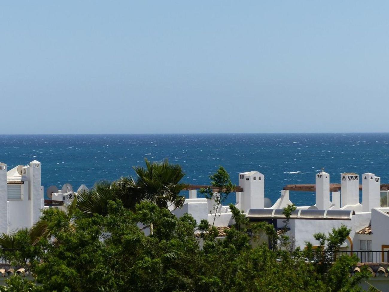 Oceanside Oasis: Beachfront With Pool And Sea Views * Benalmadena